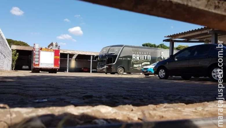 Homem morre em MS após ser prensado por ônibus de dupla sertaneja Homem morre em MS após ser prensado por ônibus de dupla sertaneja