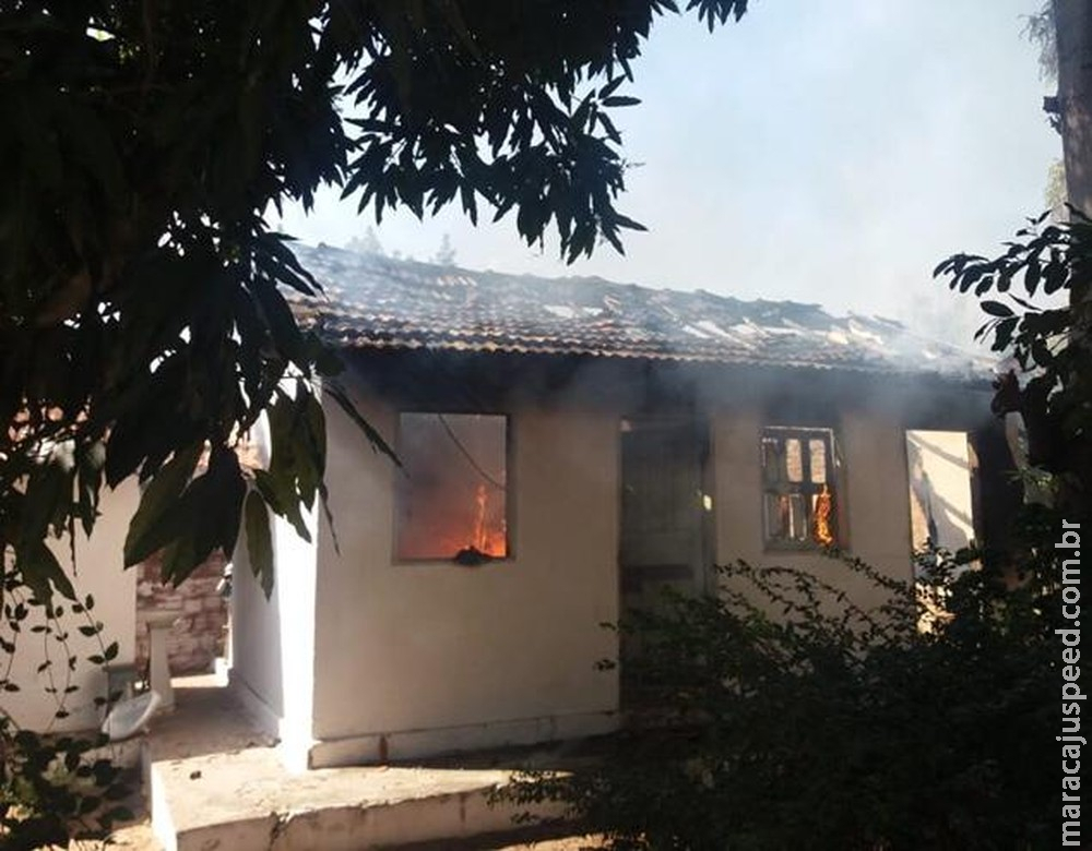 Idoso de 81 anos incendeia casa após usar tocha de fogo para espantar insetos em MS Idoso de 81 anos incendeia casa após usar tocha de fogo para espantar insetos em MS