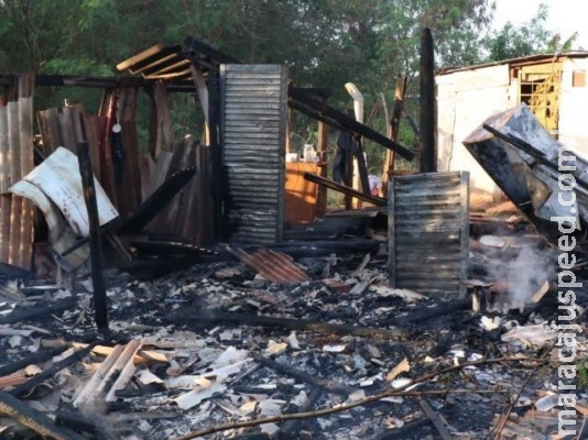 Incêndio destrói três barracos de madeira no Bairro Nova Jerusalém