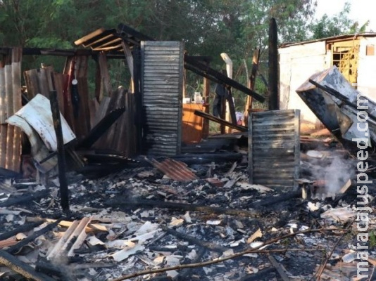 Incêndio destrói três barracos de madeira no Bairro Nova Jerusalém Incêndio destrói três barracos de madeira no Bairro Nova Jerusalém