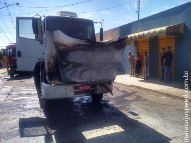 Incêndio em caminhão assusta motorista e fogo é controlado com baldes de água e extintor 