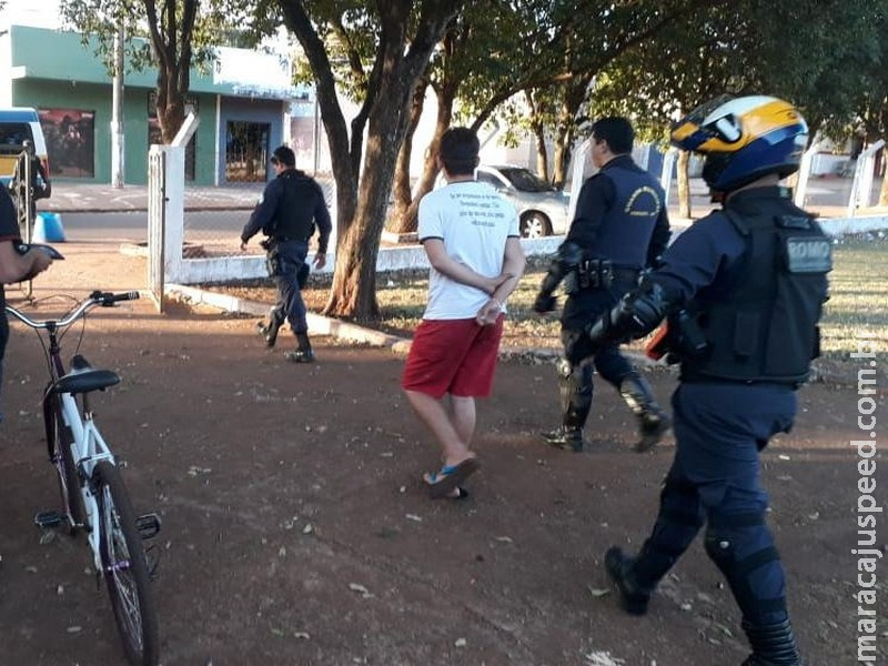 Jovem de tornozeleira é preso fumando maconha ao lado de escola