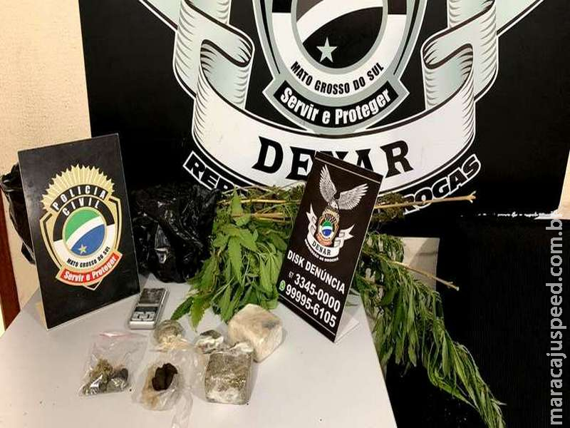 Jovem é flagrado com drogas e plantação de maconha dentro de casa Jovem é flagrado com drogas e plantação de maconha dentro de casa