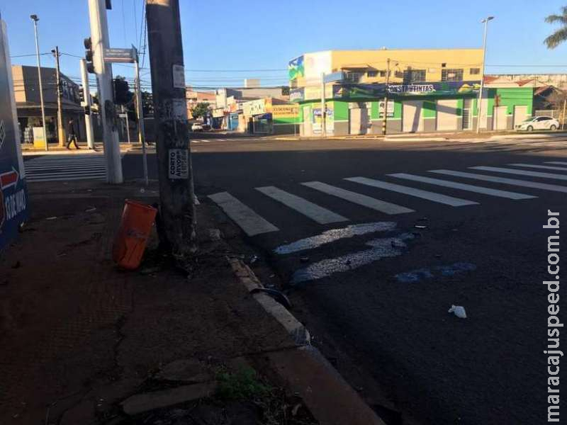 Jovem morre após colidir moto em poste