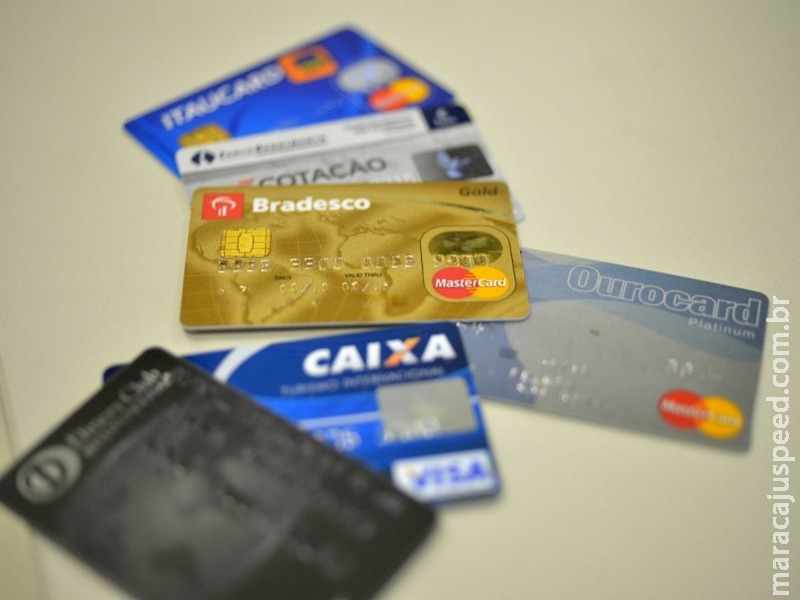 Juros do cheque especial subiram para 322,2% ao ano em junho Juros do cheque especial subiram para 322,2% ao ano em junho