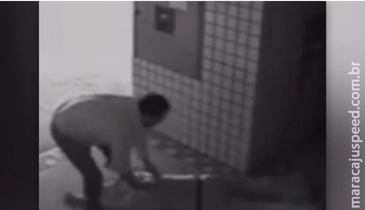 Marido bate e arrasta idosa pelos cabelos porque banheiro não foi lavado Marido bate e arrasta idosa pelos cabelos porque banheiro não foi lavado