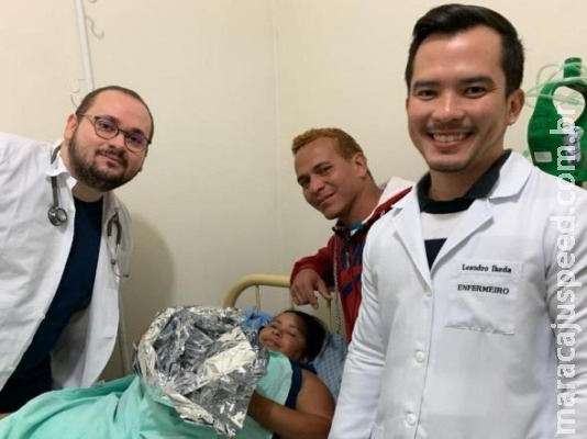 Médicos fazem parto de urgência em posto de Dourados Médicos fazem parto de urgência em posto de Dourados