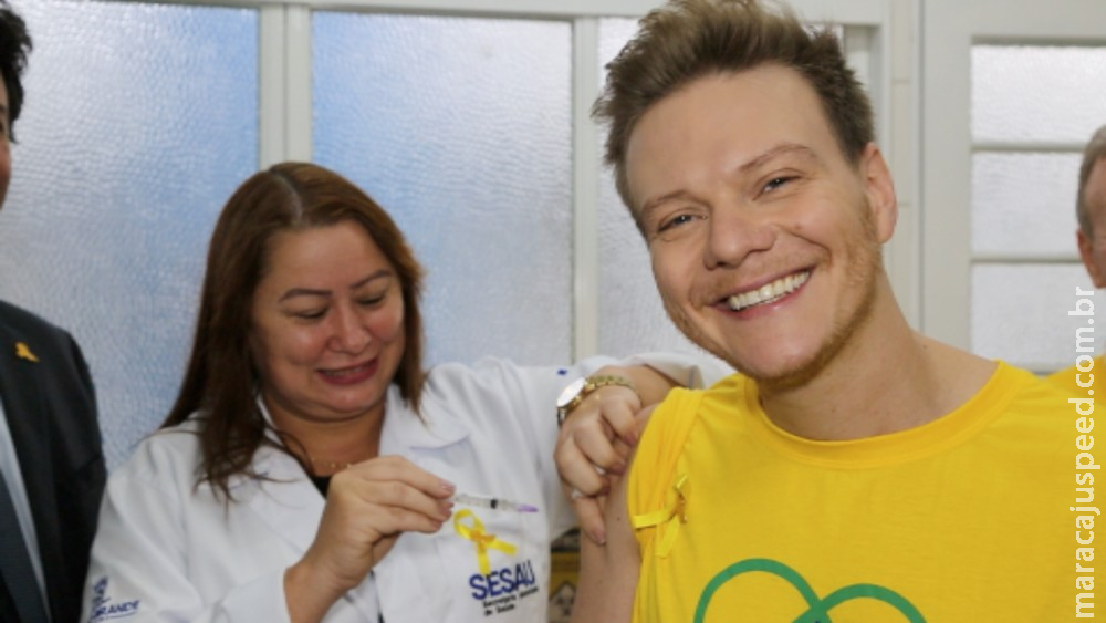 Michel Teló participa de campanha de vacinação e revela que pai teve problema de paralisia infantil Michel Teló participa de campanha de vacinação e revela que pai teve problema de paralisia infantil