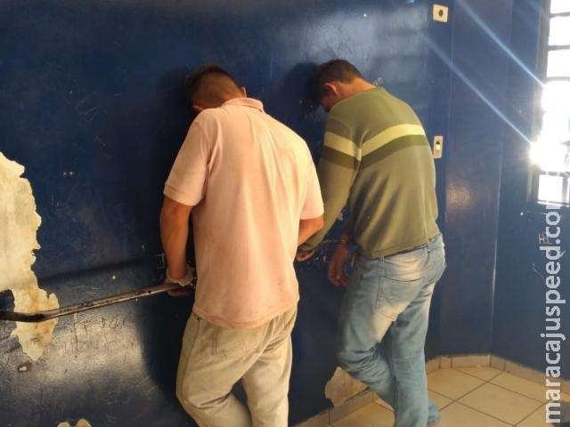 Militares de folga impedem roubo e dois são presos em posto de combustível Militares de folga impedem roubo e dois são presos em posto de combustível
