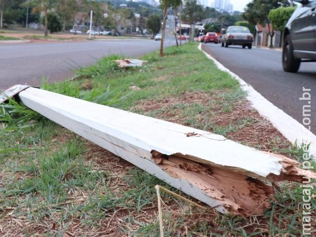 Motorista bêbado bate em meio-fio, derruba placa de trânsito e vai preso Motorista bêbado bate em meio-fio, derruba placa de trânsito e vai preso