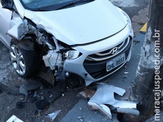 Motorista bêbado é preso após bater carro em poste de iluminação