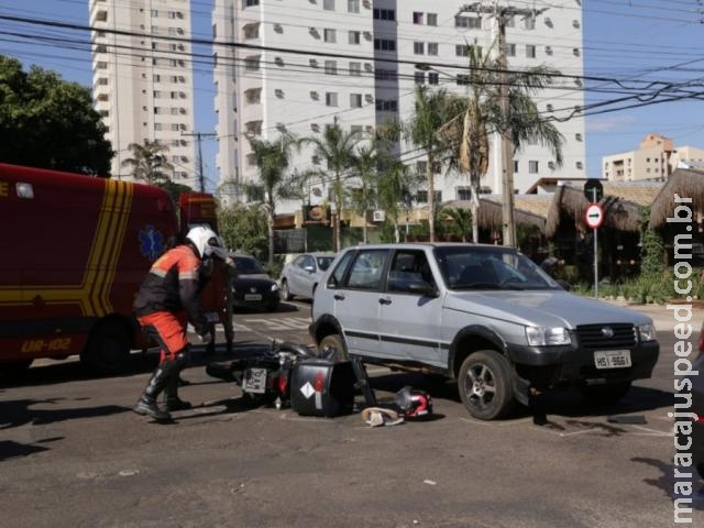 Motorista para debaixo de Uno e sai com ferimentos leves após colisão Motorista para debaixo de Uno e sai com ferimentos leves após colisão