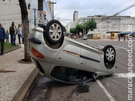 Motorista sem CNH perde controle e capota carro na região central de Campo Grande 