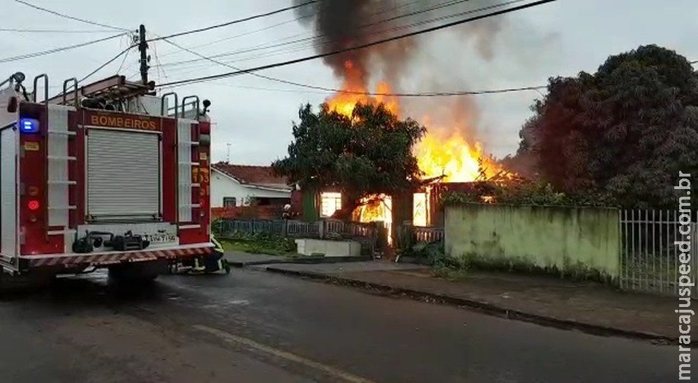Mulher morre queimada após retirar neto autista de casa tomada por chamas Mulher morre queimada após retirar neto autista de casa tomada por chamas