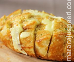 Pão francês assado com creme de alho para acompanhar o churrasco