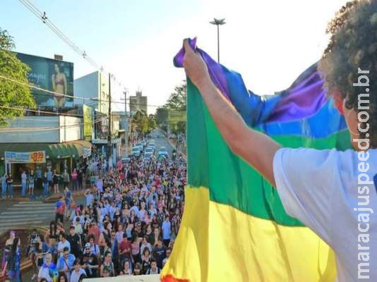 Parada LGBT+ pede amor pela diferença e destaca momentos de luta e oportunidade