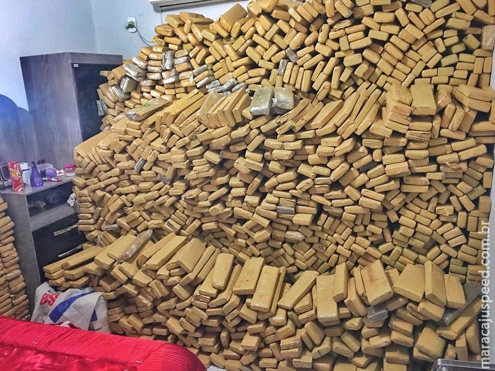 Polícia encontra 4 toneladas de maconha enterradas dentro de caixas d Polícia encontra 4 toneladas de maconha enterradas dentro de caixas d