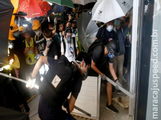 Polícia obriga manifestantes a desocupar prédio 