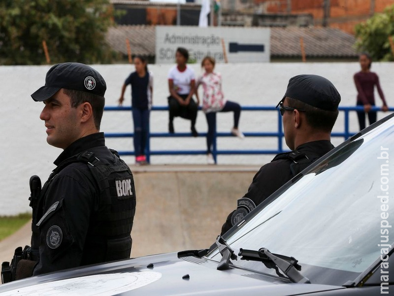 Policiais e bombeiros da ativa poderão atuar em escolas Policiais e bombeiros da ativa poderão atuar em escolas