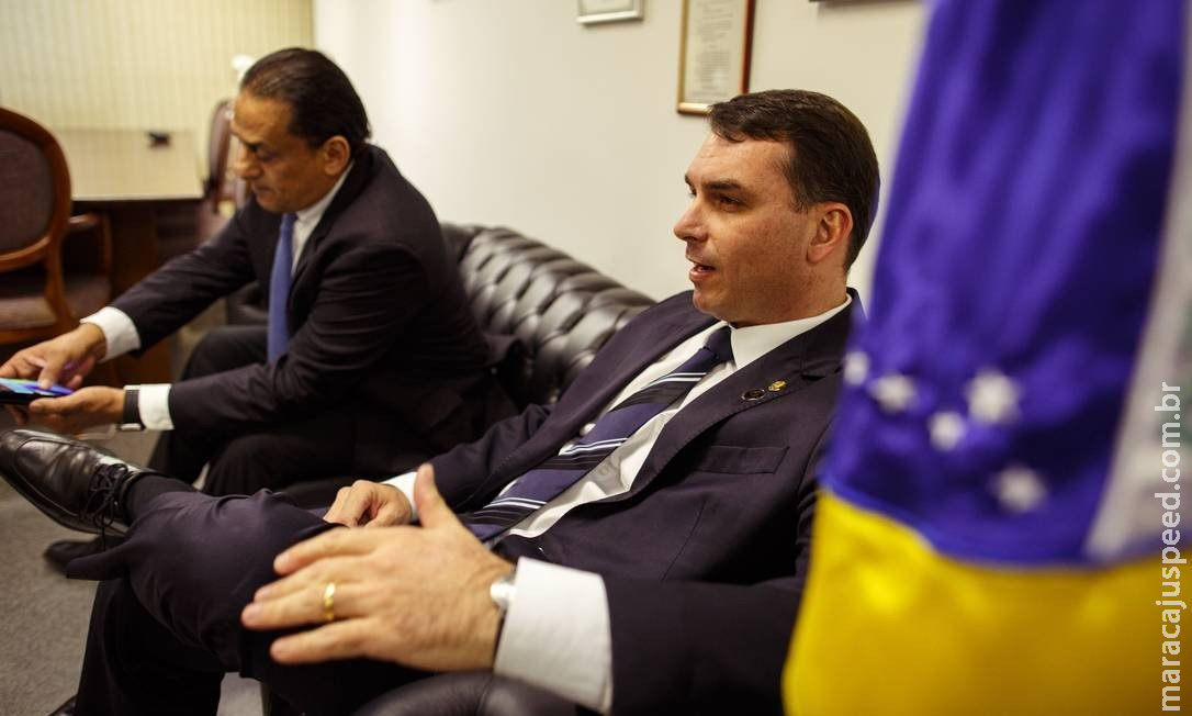 Toffoli atende a pedido da defesa de Flávio Bolsonaro e suspende investigações com dados do Coaf Toffoli atende a pedido da defesa de Flávio Bolsonaro e suspende investigações com dados do Coaf