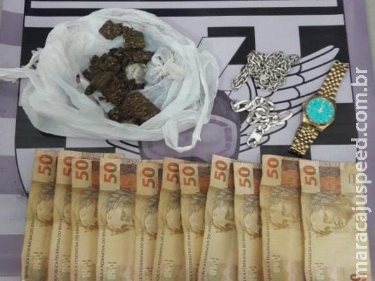 Traficante é preso com dinheiro e droga no Jardim Itália Traficante é preso com dinheiro e droga no Jardim Itália