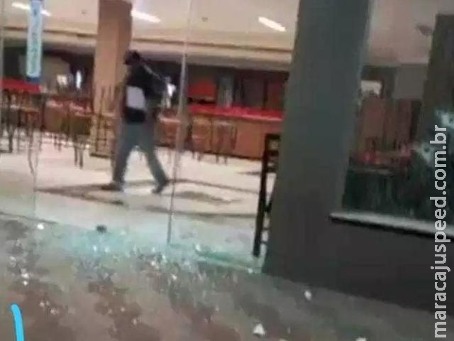 Três pessoas ficam feridas em tiroteio em frente de pizzaria Três pessoas ficam feridas em tiroteio em frente de pizzaria