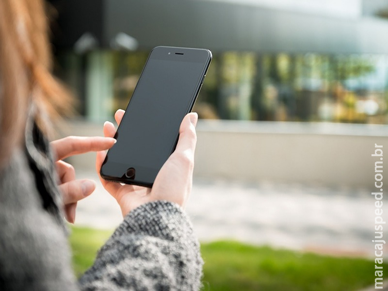 Uso do celular também pode desviar a atenção dos pedestres Uso do celular também pode desviar a atenção dos pedestres