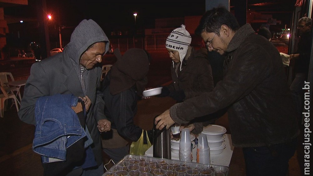 Voluntários oferecem banho quente, refeições e cobertores para moradores de rua na região da antiga rodoviária