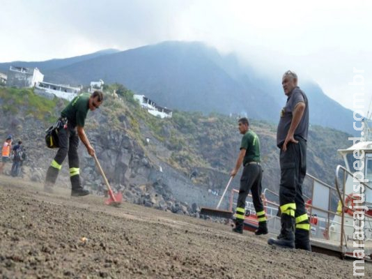 Vulcão entra em erupção na ilha de Stromboli e mata uma pessoa Vulcão entra em erupção na ilha de Stromboli e mata uma pessoa