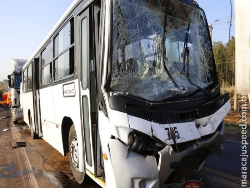 Acidente entre 2 carretas, ônibus e motocicleta deixa três feridos em rodovia Acidente entre 2 carretas, ônibus e motocicleta deixa três feridos em rodovia
