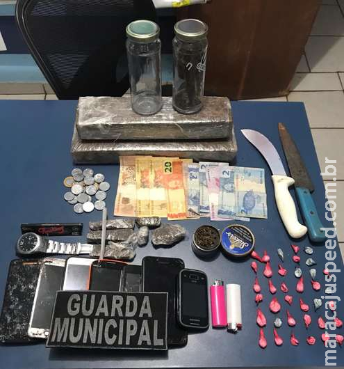 Ao fugir da polícia com moto furtada, jovem “entrega” boca de fumo Ao fugir da polícia com moto furtada, jovem “entrega” boca de fumo