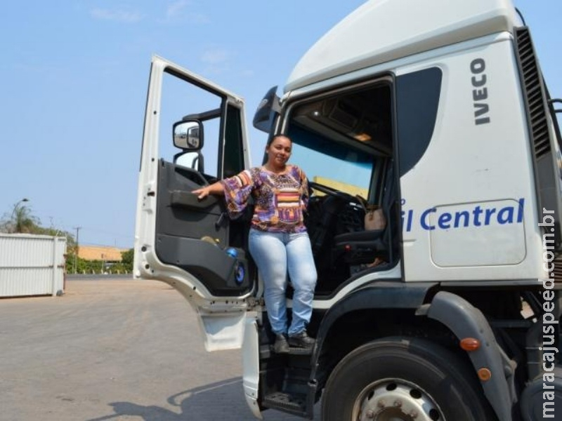 Ao volante de carretas desde os 14, Janaína largou mão do Direito pela estrada