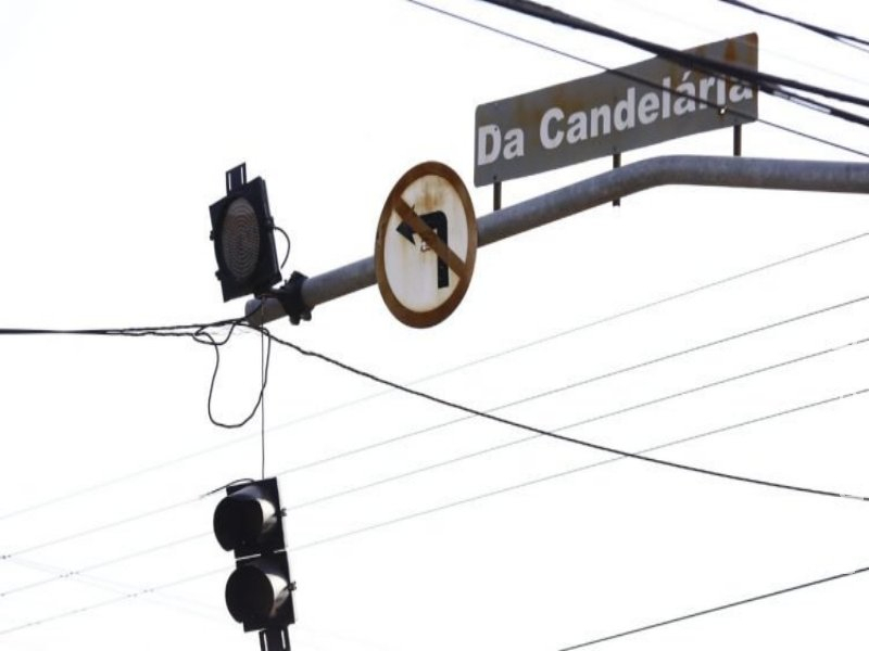 Após acidente, semáforo fica ‘pendurado’ na avenida Manoel da Costa Lima 