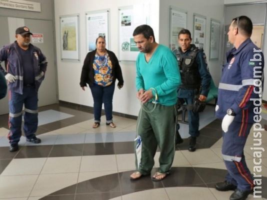 Após bater cabeça contra parede, Nando é levado pelo Samu a posto