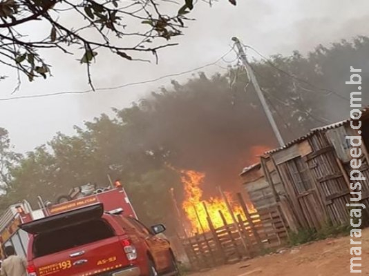 Barracos pegam fogo em favela e Corpo de Bombeiros é mobilizado na Capital 