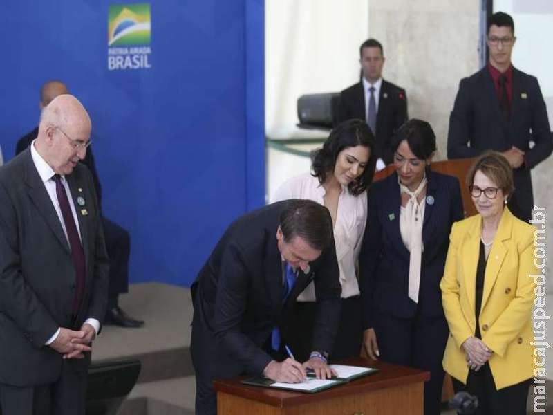 Bolsonaro assina decreto que incentiva servidor ao trabalho voluntário