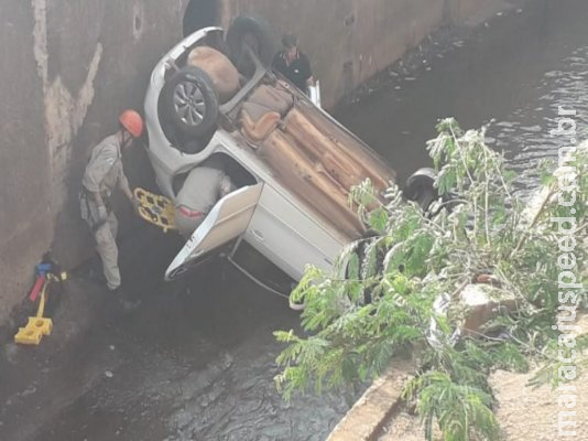 Bombeiros resgatam mulher presa em carro que caiu no córrego após capotamento Bombeiros resgatam mulher presa em carro que caiu no córrego após capotamento