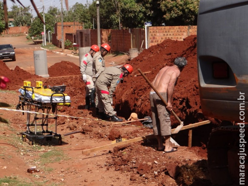 Bombeiros resgatam trabalhador que ficou soterrado em MS Bombeiros resgatam trabalhador que ficou soterrado em MS
