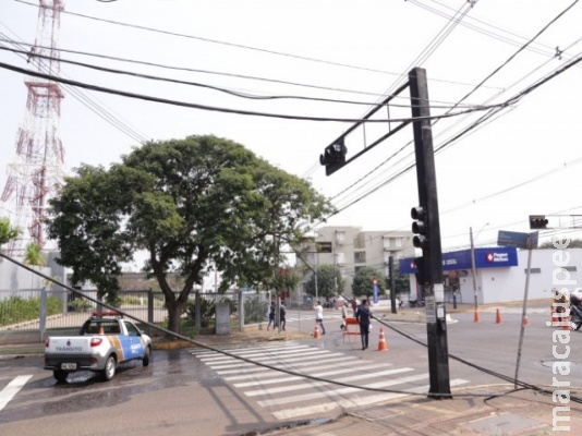 Caminhão leva fios de telefonia e trânsito fica complicado na Zahran