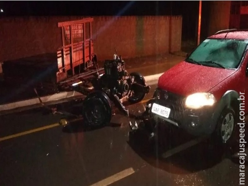 Carcaça de caminhonete abandonada em ciclovia causa acidente Carcaça de caminhonete abandonada em ciclovia causa acidente