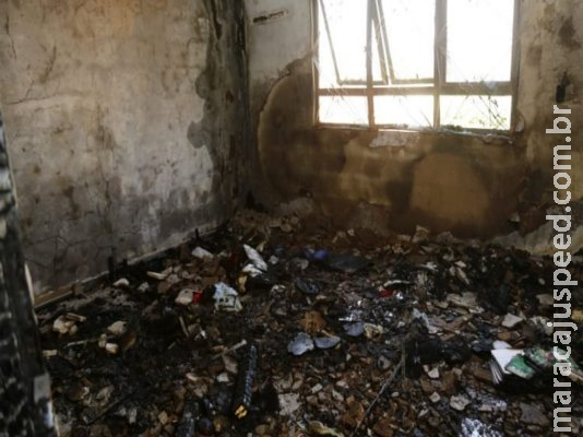 Carregador na tomada provoca incêndio em casa e assusta moradores que dormiam Carregador na tomada provoca incêndio em casa e assusta moradores que dormiam