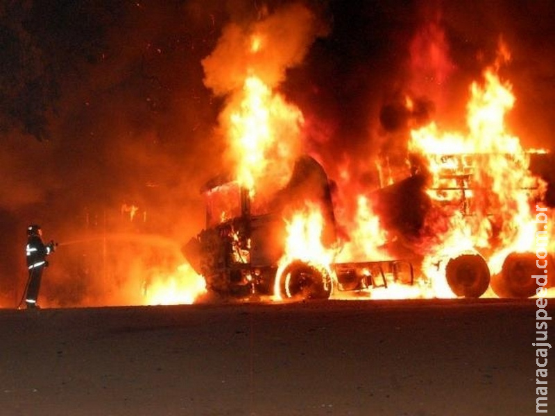 Carreta fica destruída após pegar fogo no pátio de posto de combustíveis