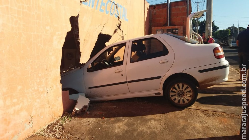 Carro desgovernado invade igreja uma hora antes de culto e motorista foge do local em MS