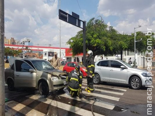 Carro incendiado causa congestionamento na Afonso Pena Carro incendiado causa congestionamento na Afonso Pena