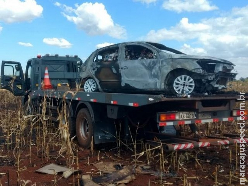 Carro lotado de cigarros contrabandeados é encontrado incinerado em lavoura Carro lotado de cigarros contrabandeados é encontrado incinerado em lavoura