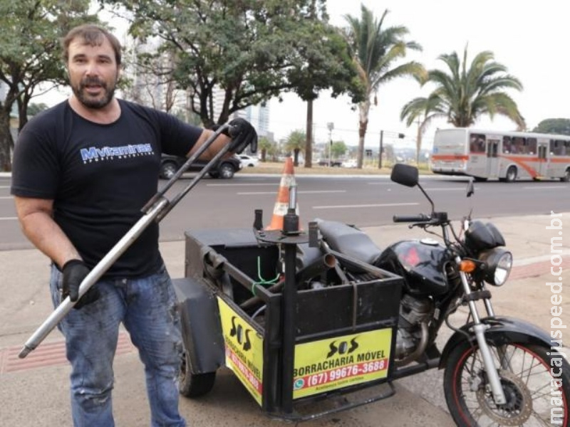 Com borracharia em cima da moto, Abadial salva o “rolê” em 5 minutos