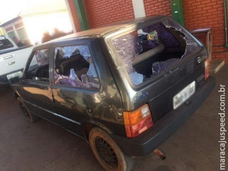 Condutor "nervosinho" quebra vidros e ataca policias ao ser parado em blitz Condutor "nervosinho" quebra vidros e ataca policias ao ser parado em blitz