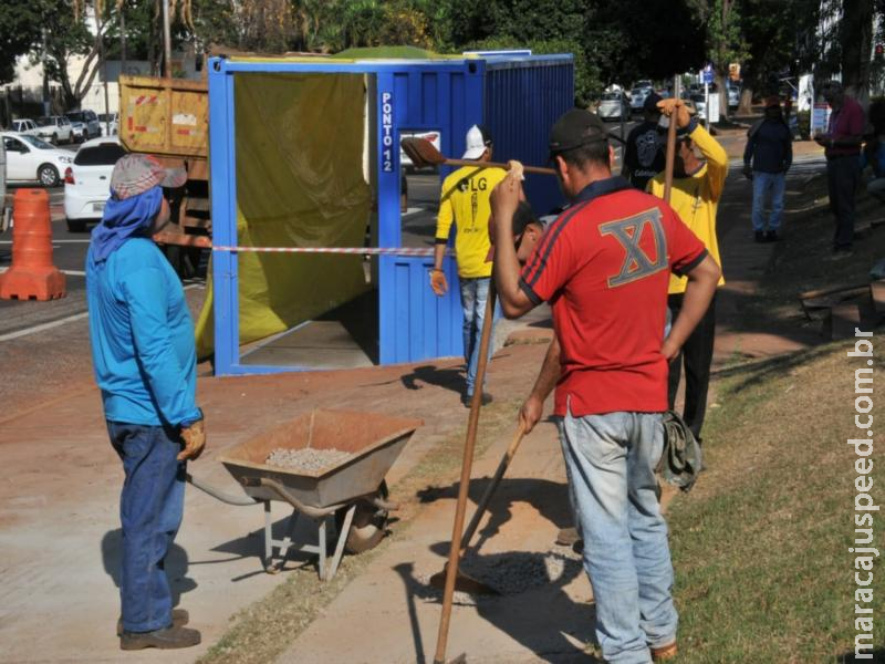 Container atiça curiosidade em frente a Prefeitura