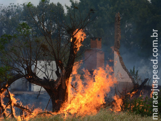 Crianças passam mal em incêndio que dura três dias