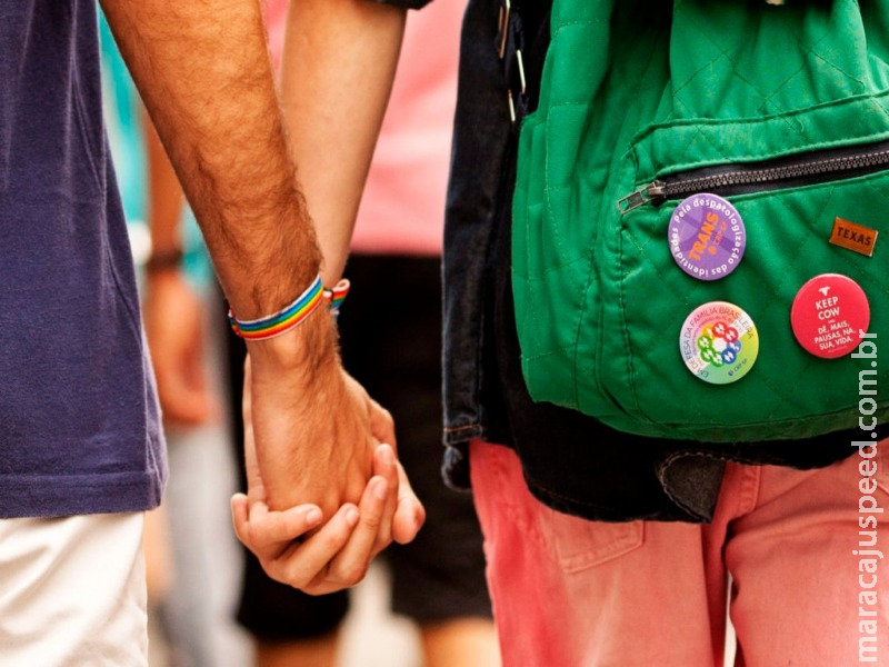 Discriminação aumenta risco de jovens LGBTI irem morar na rua, dizem relatores